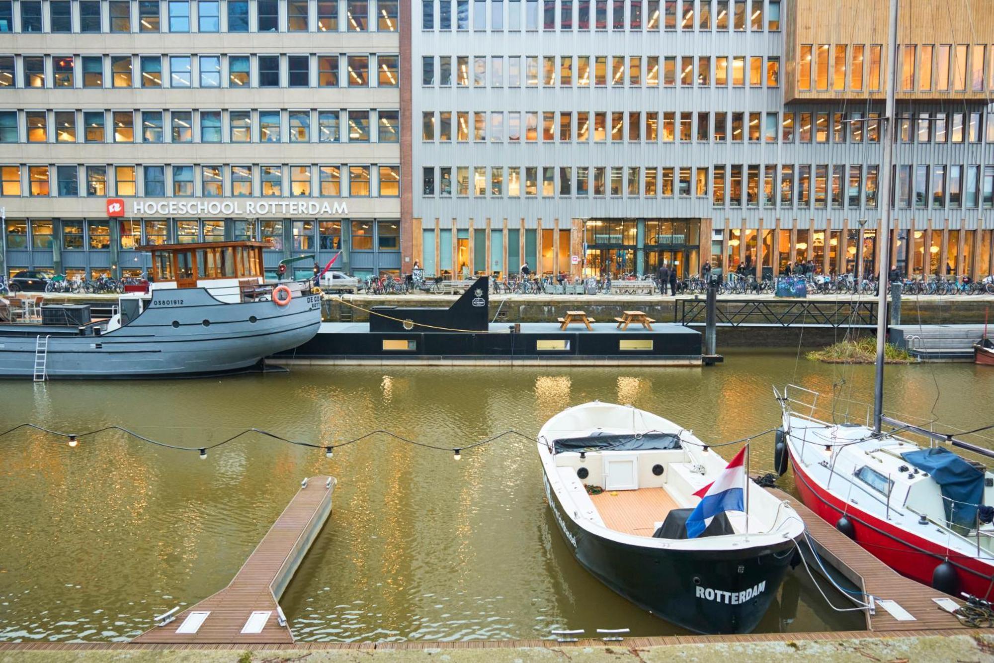 Botel De Coaster & Aquarium Ponton