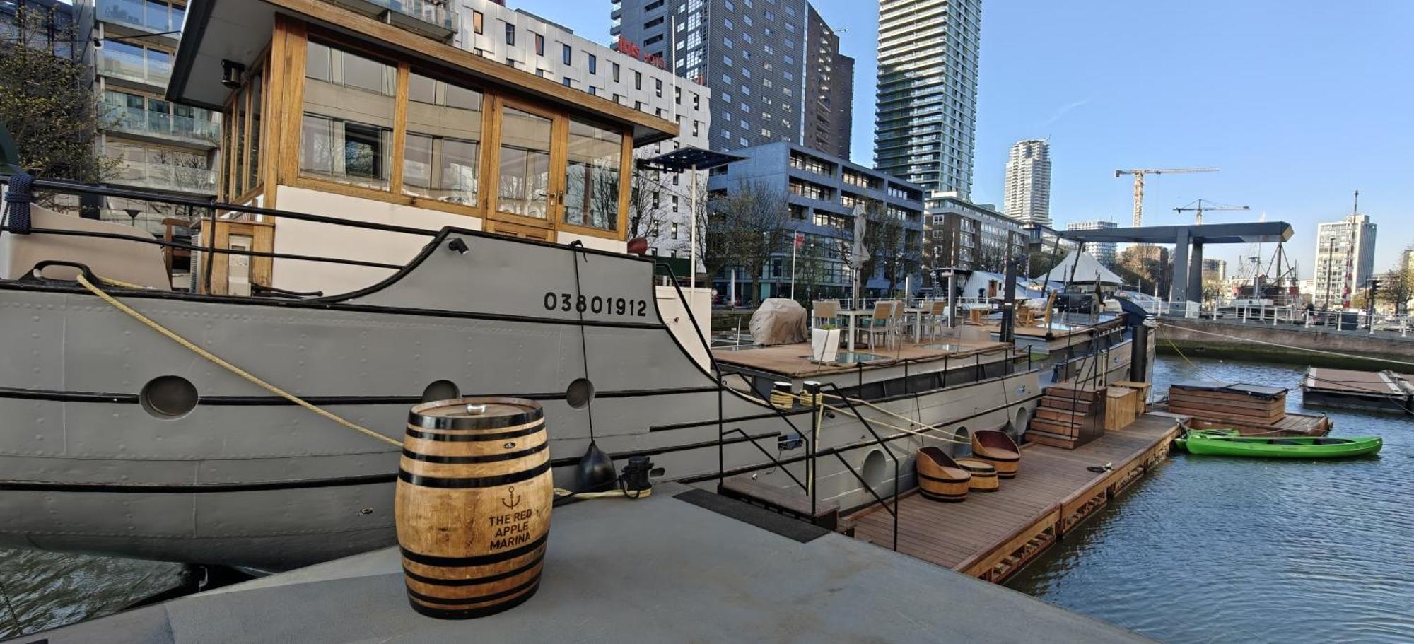 Botel De Coaster & Aquarium Ponton Rotterdam